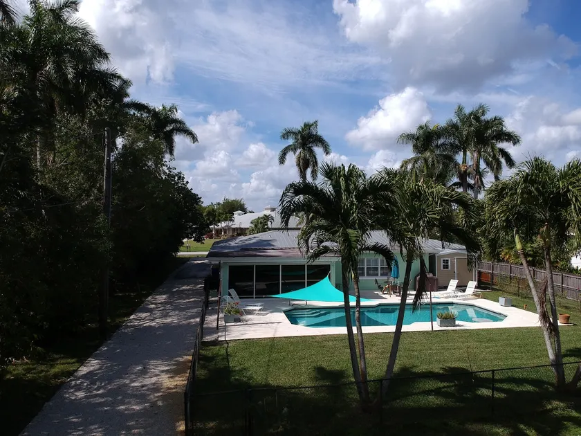 Boat Park Bungalow • Heated Pool • Fenced in Yard - Image 1