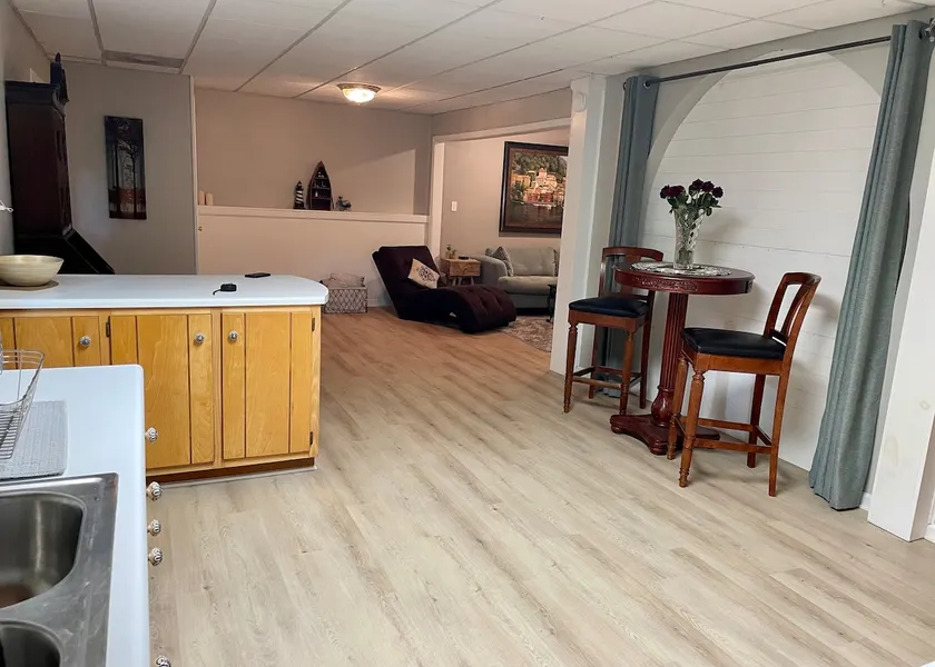 The Robin’s Nest- Spacious, comfortable apt. - Image 1