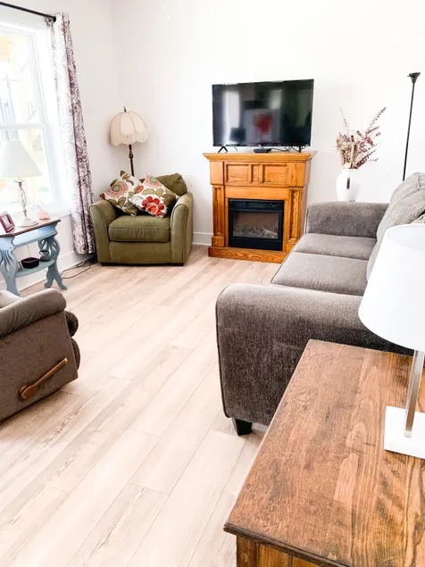 One-bedroom apartment with separate entrance. - Image 1
