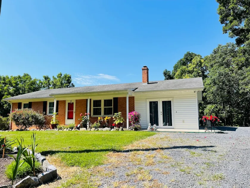 Comfy 3-bedroom country house - Image 1
