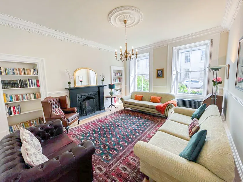 Remarkable 5BR Townhouse with Garden, Sleeps 12 - Image 1