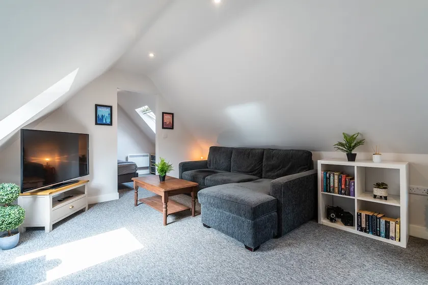 Beautiful new apartment with sheltered parking - Image 1