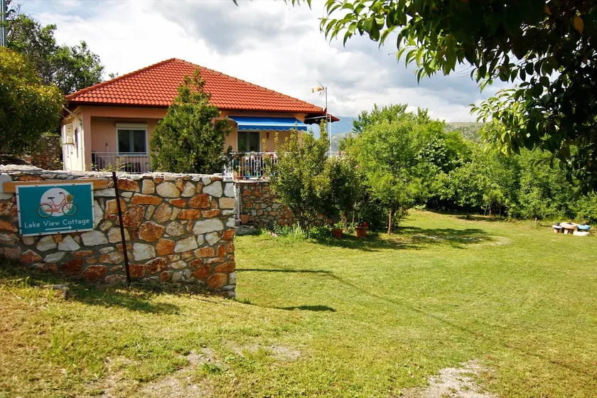 Countryside Cottage with Garden & Lake View - Image 1