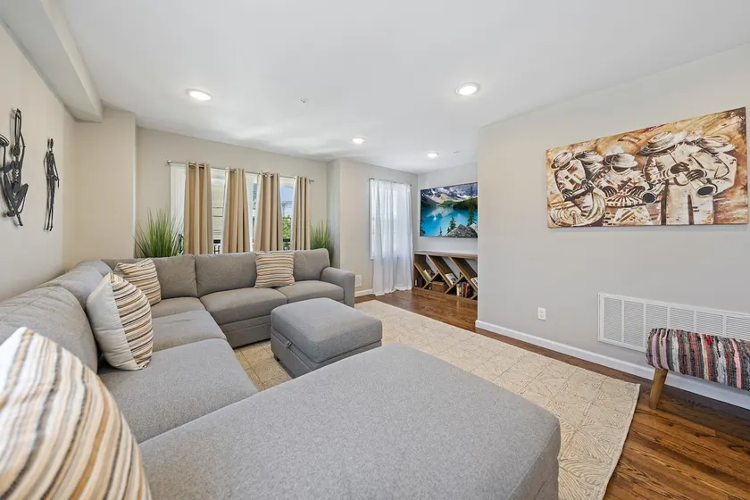 Spacious 4BR Retreat Near NYC| Sleeps 12 - Image 1