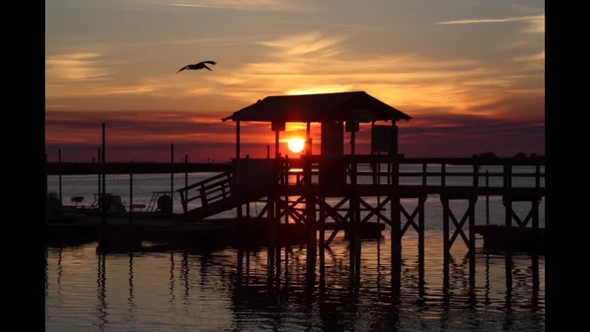 Uncle Buck's Fish Camp- on water with dock - Image 1