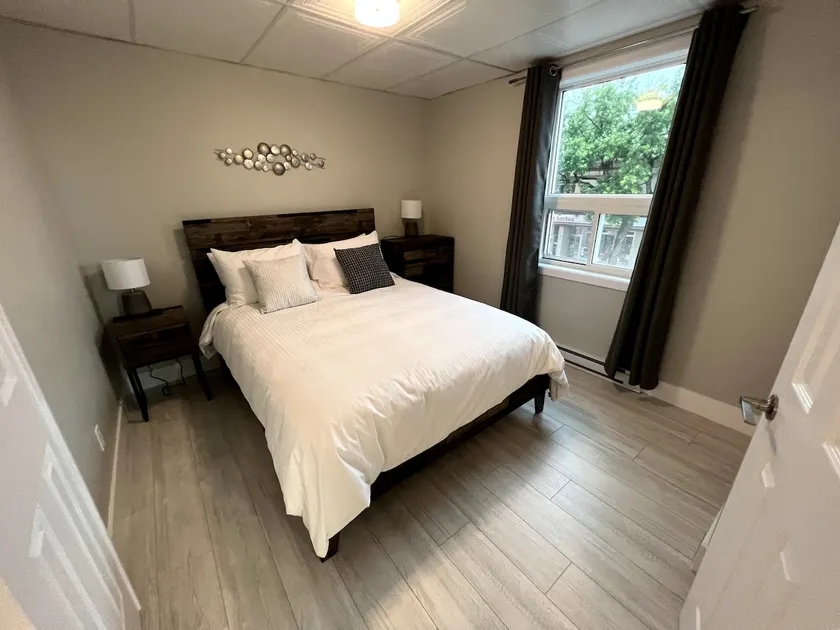 1 Closed Bedroom Suite + Sofa Bed (Downtown) - Image 1