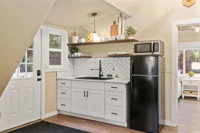 Adorable & Private Guest House on 5 Acres - Image 1