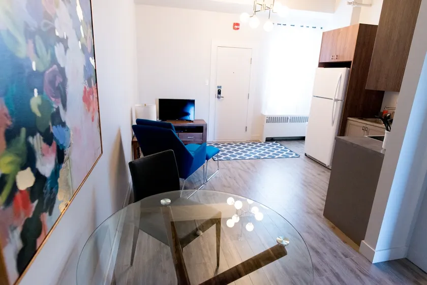 Suite with one closed bedroom (Central) - Image 1