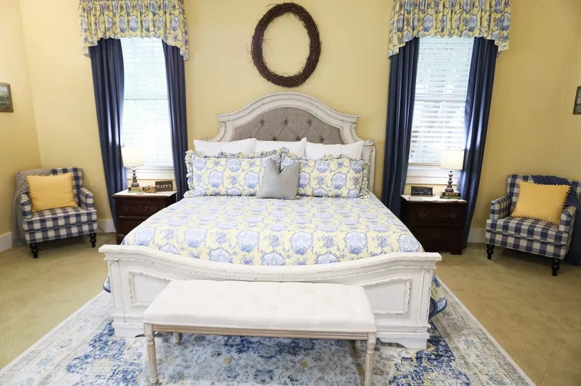 Massive Room - King Bed/Fireplace/Covered Parking - Image 1