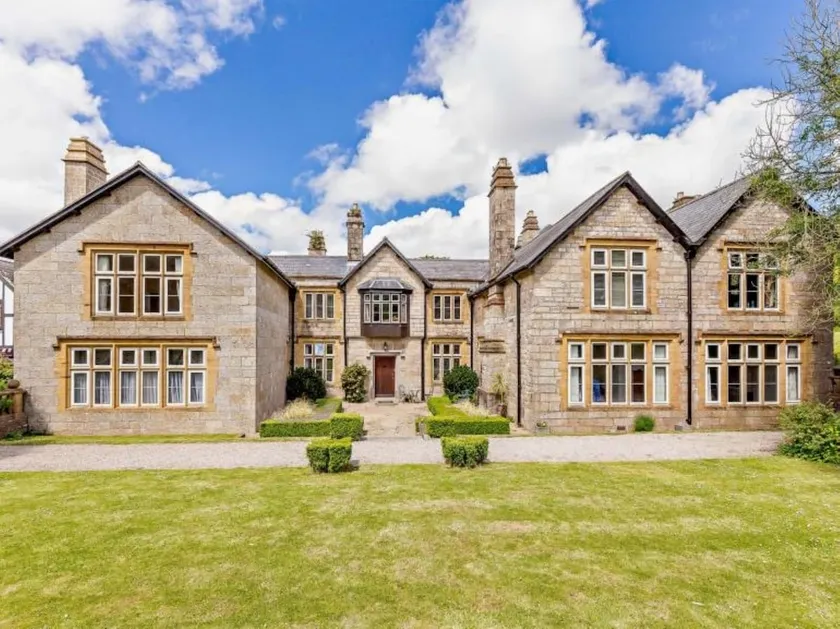 Lovely self-catering holiday bungalow in the grounds of a 16C Manor House. - Image 1