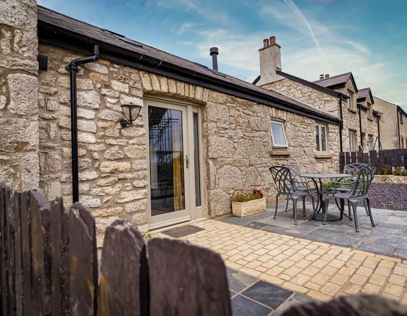 Neat Cottage, seaside cosy converted barn for 4 - Image 1