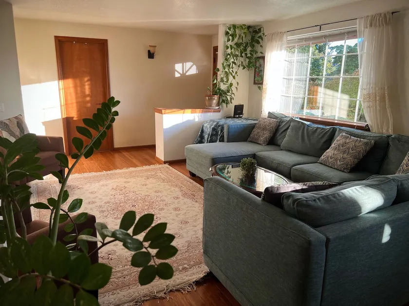 Serene 2-bedroom home with backyard oasis - Image 1