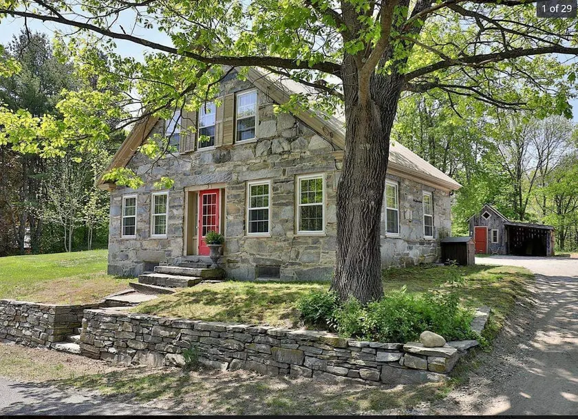 Quaint stone house! - Image 1
