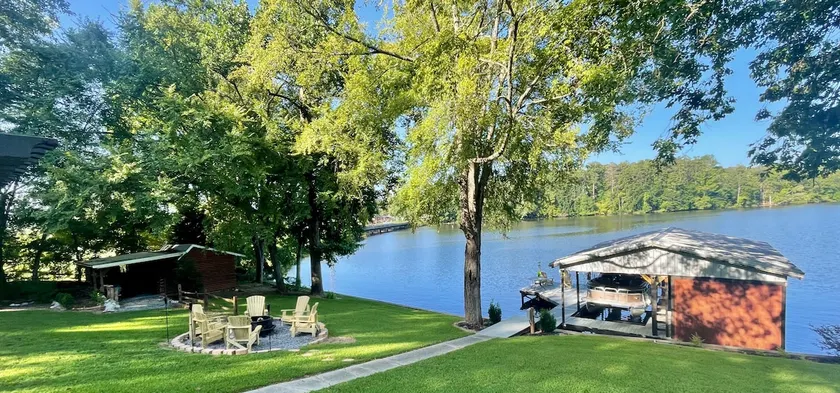 Gorgeous Waterfront Log Home on Lake Sinclair - Image 1