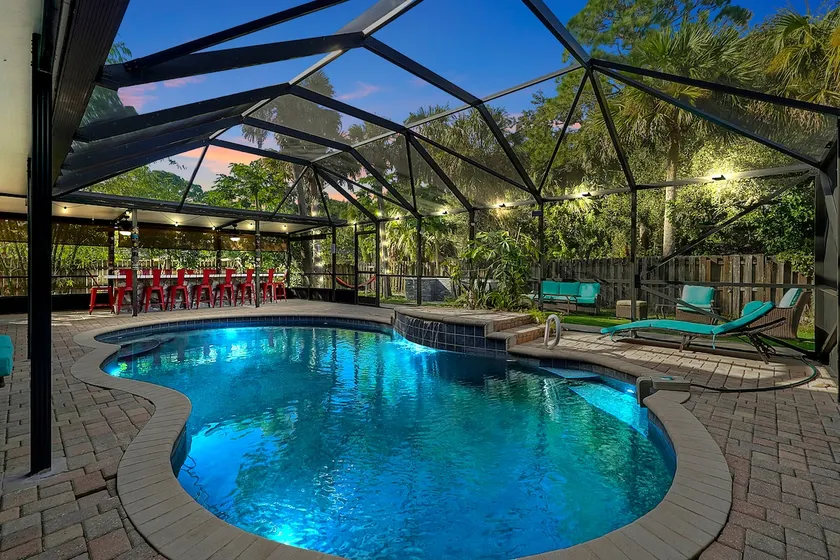 Poolside Oasis w/ Tiki bar! 25min – Cocoa Beach - Image 1