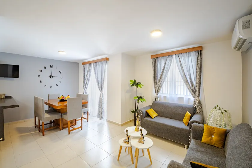 Nice and comfortable house minutes from the airport - Image 1