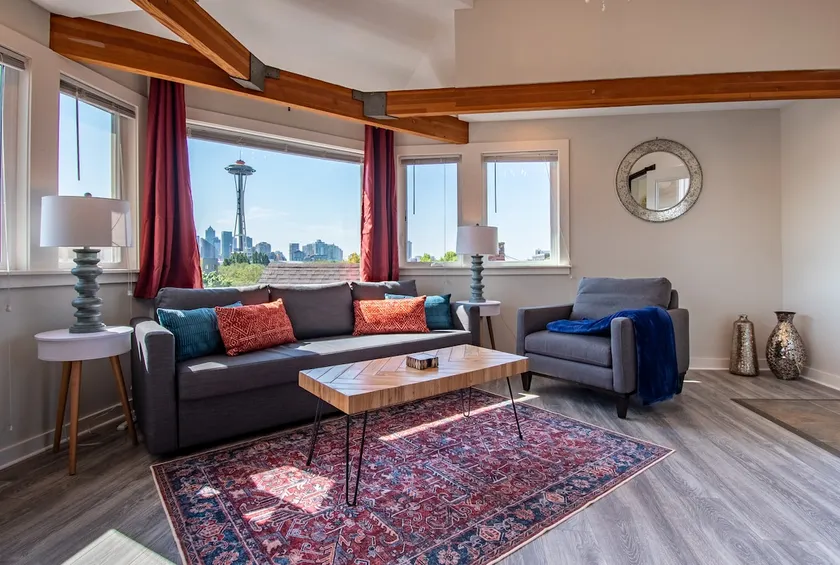Enchanting 3 Bedroom Home with Space Needle Views! - Image 1