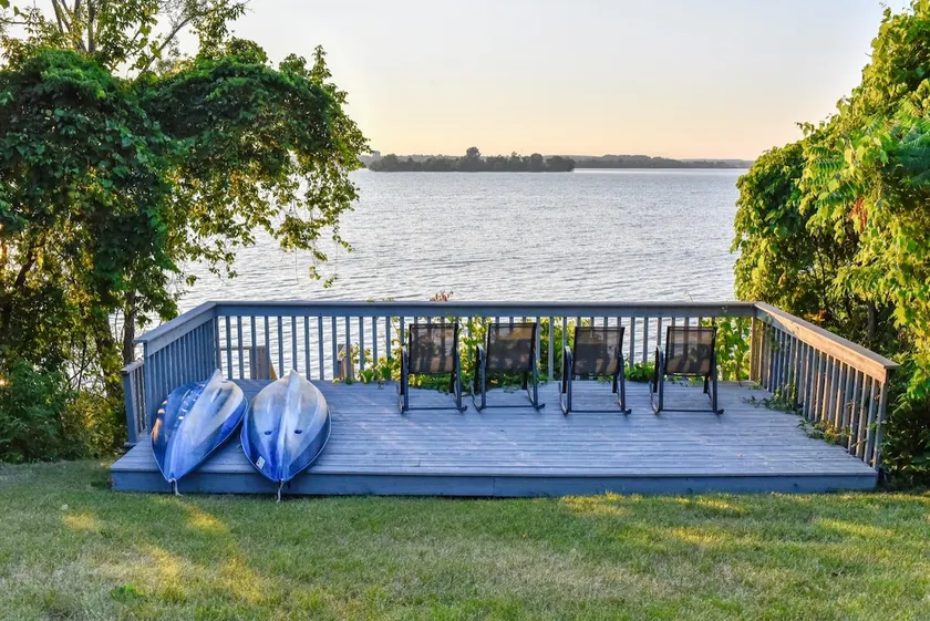 Relaxing Lakefront Vacation Home - Image 1