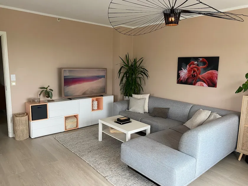 Spacious apartment with patio - Image 1