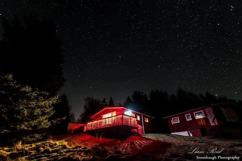 'Gillians Bower' Idyllic Cedar Lodge with Hot Tub - Image 1