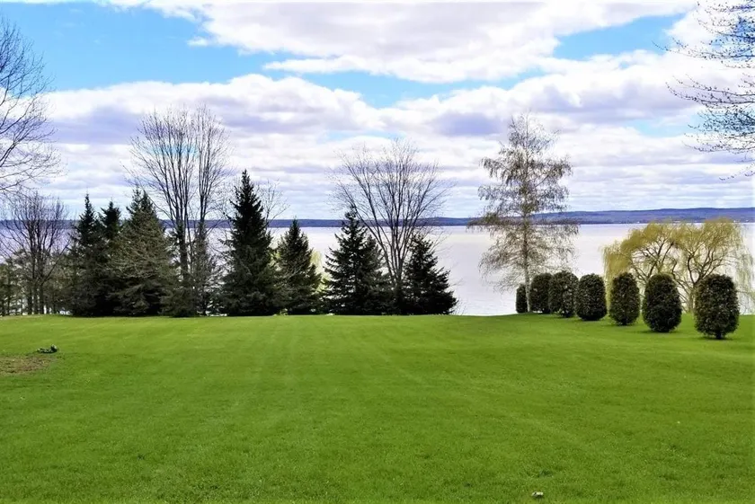 Renovated lakeside cottage with pool - Image 1