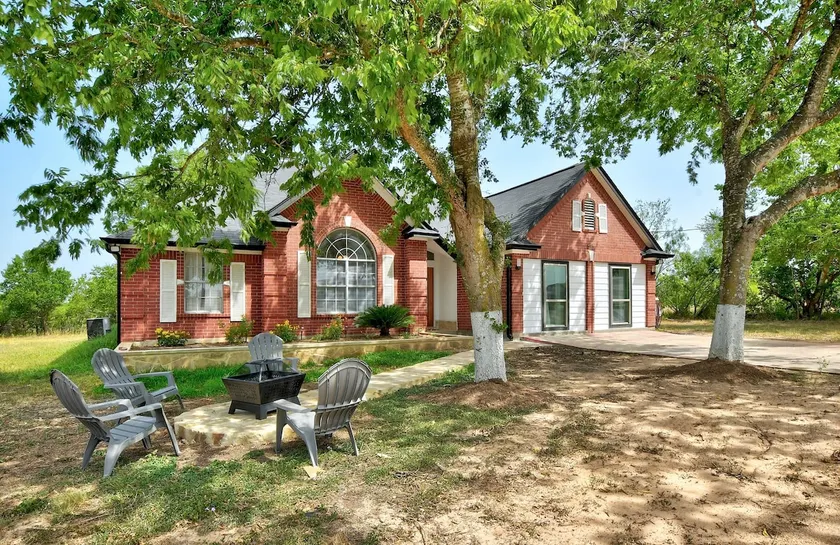 Quiet and peaceful 5 bedroom home. - Image 1