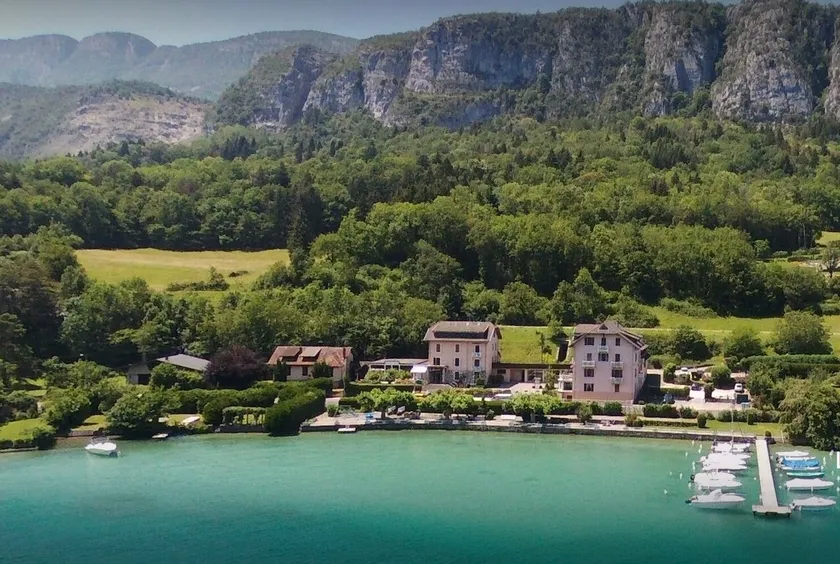 Rare 2 bedroom with private beach on Lake Annecy - Image 1