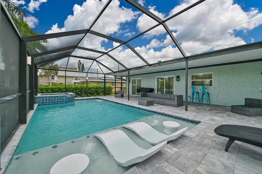 Cozy 2 bedroom on the canal with pool and hot tub! - Image 1