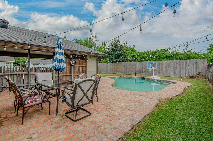Charming 3 bedroom home with pool - Image 1