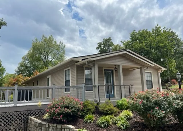 Charming 2 bedroom home, sleeps 6 - Image 1
