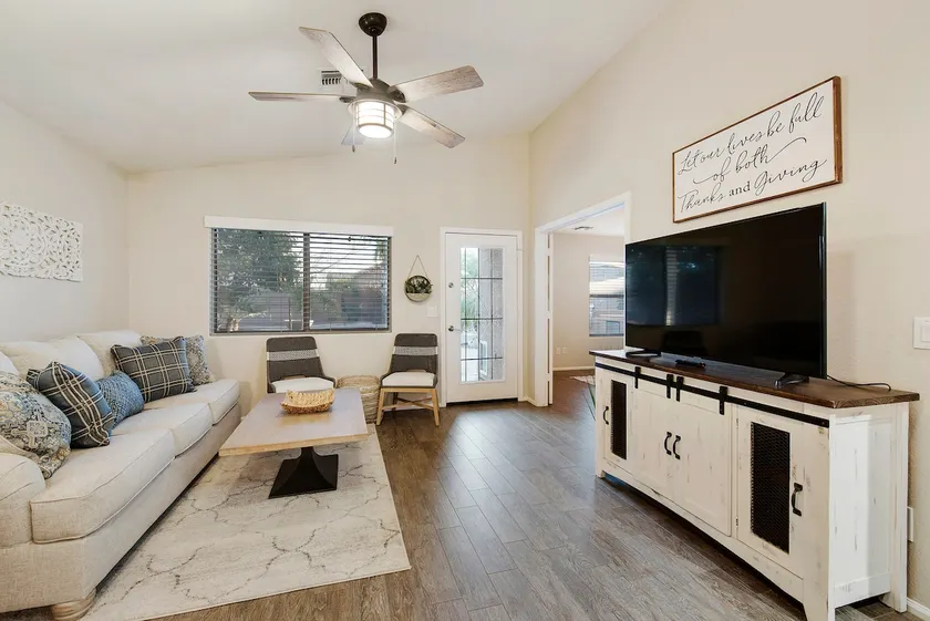 CUTE 3 bedroom home with outdoor kitchen, Sleeps 6 - Image 1