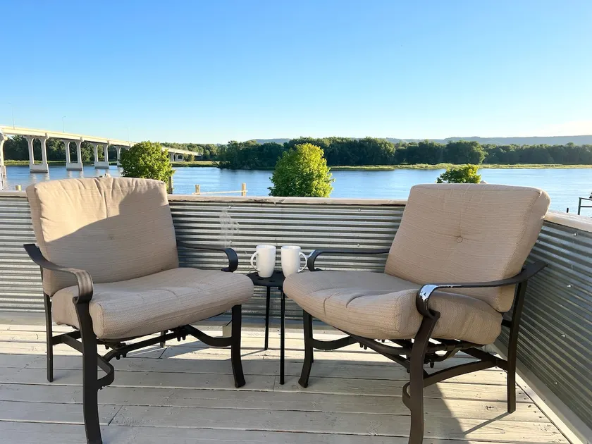 Spacious River View 2 br apt near Eagle Center - Image 1
