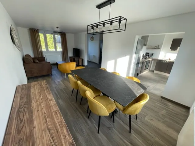 4 bedroom house with garden - Image 1