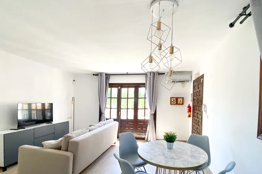 Lovely 1- bedroom rental with pool, close to the beach - Image 1