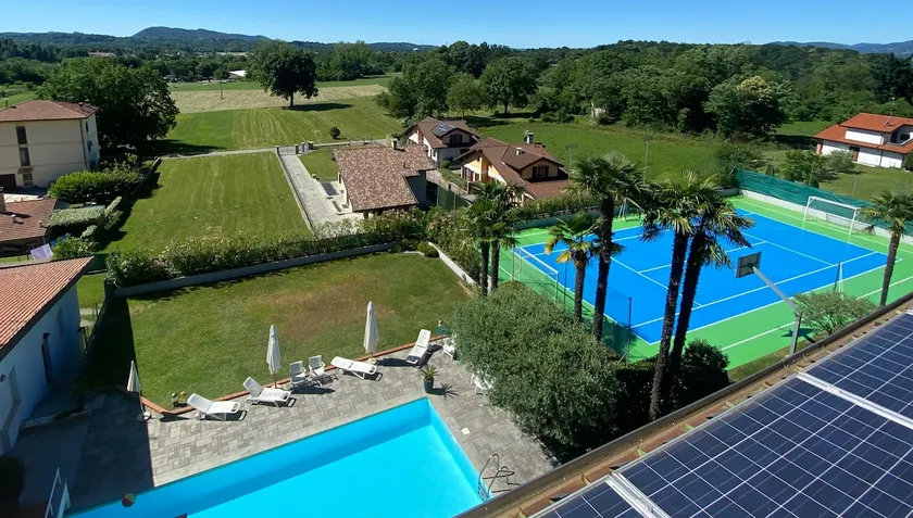 Lake view apartment with swimming pool - Image 1