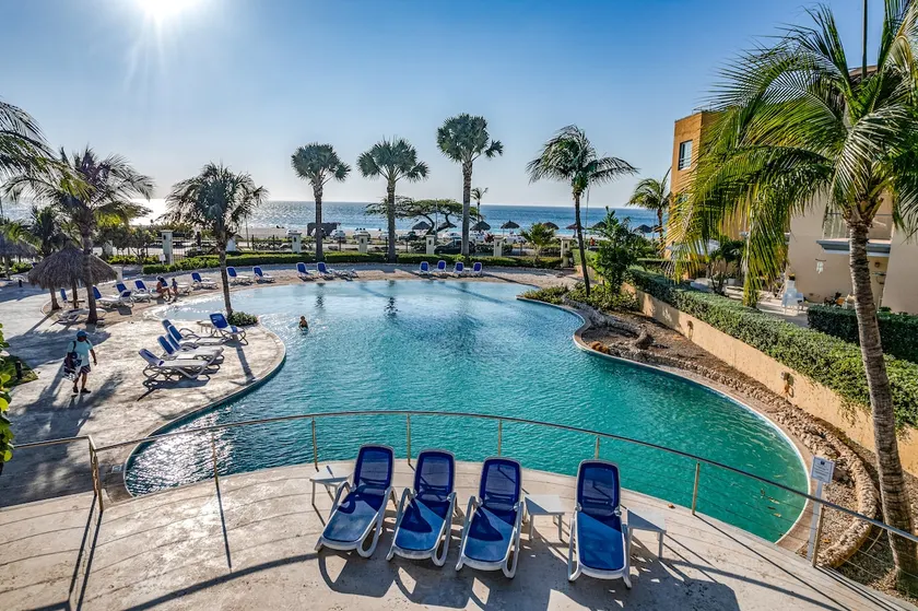 “Oceania” Great for Families! Steps from the Beach, Pool and Grocery store… - Image 1