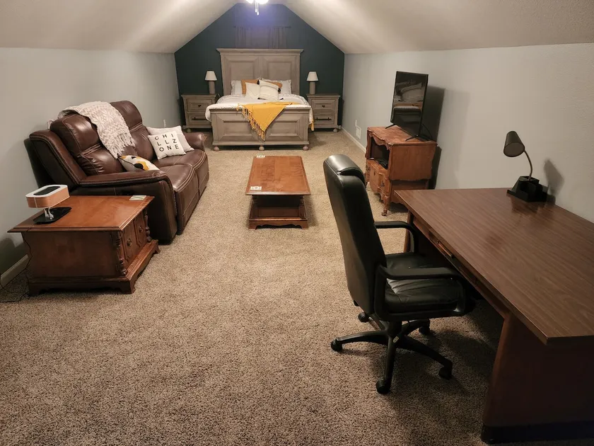 Adorable 1-bedroom place with kitchenette. - Image 1