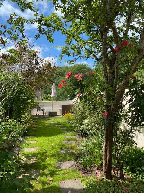 Salisbury house - free off street parking & garden - Image 1