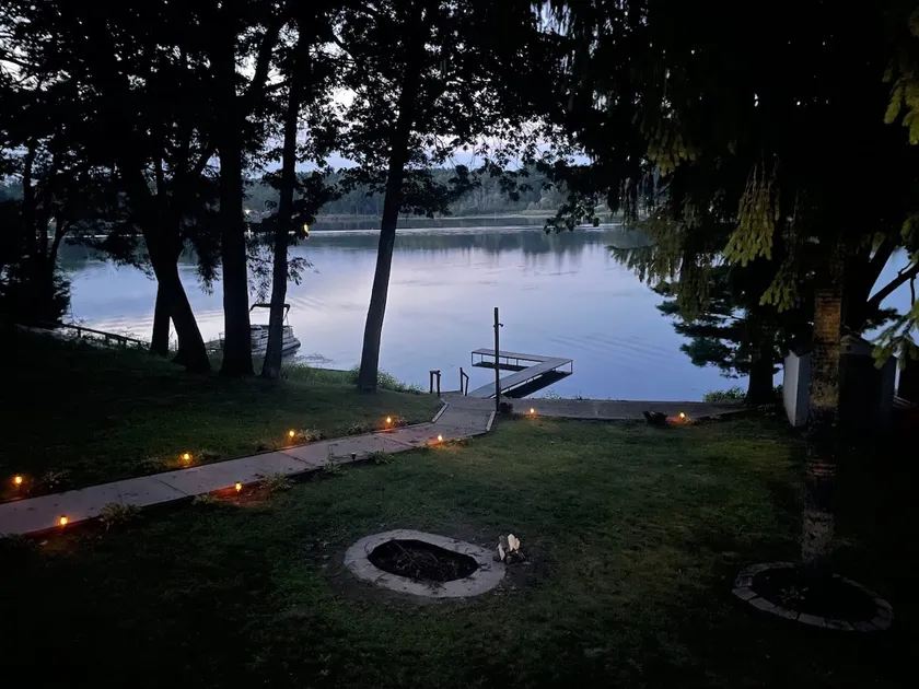 Lakefront Cottage with Amazing Views and Privacy! - Image 1