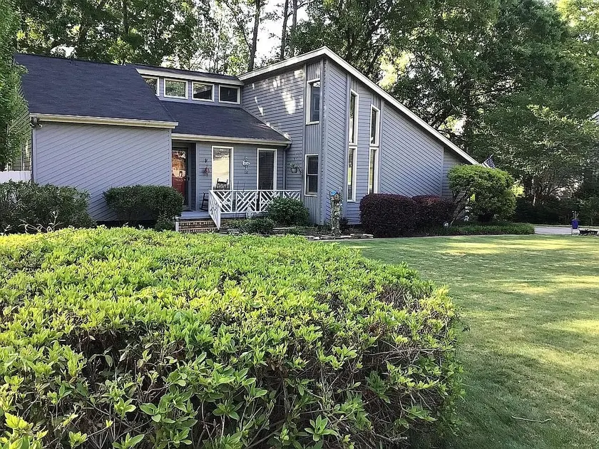4 bedroom close to lake, downtown, mall - Image 1