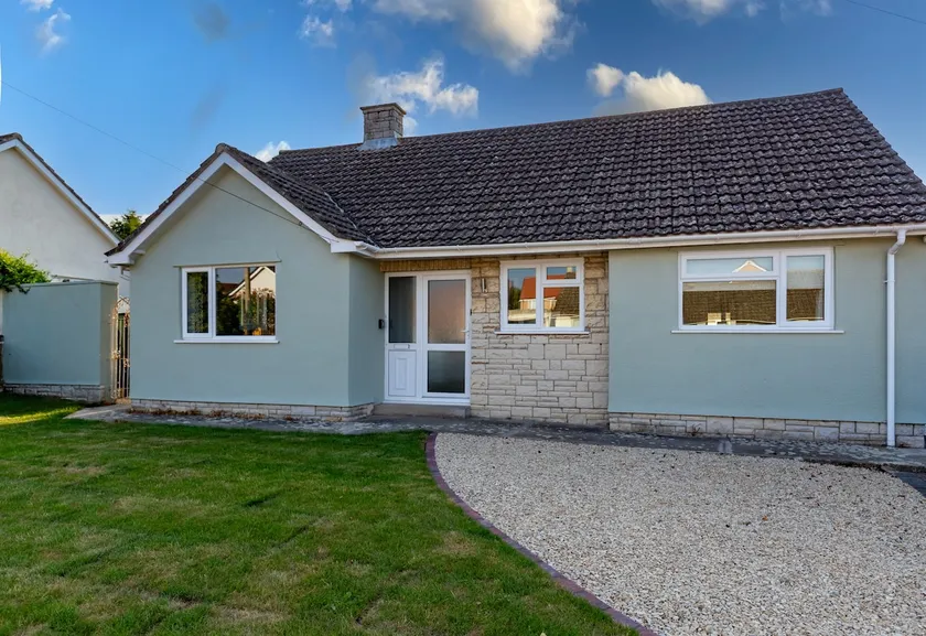 Stunning 3 Bedroom Home with Free Private Parking - Image 1