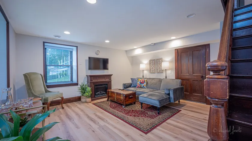 * 10 min Walk to Main Street*Stocked kitchen* - Image 1