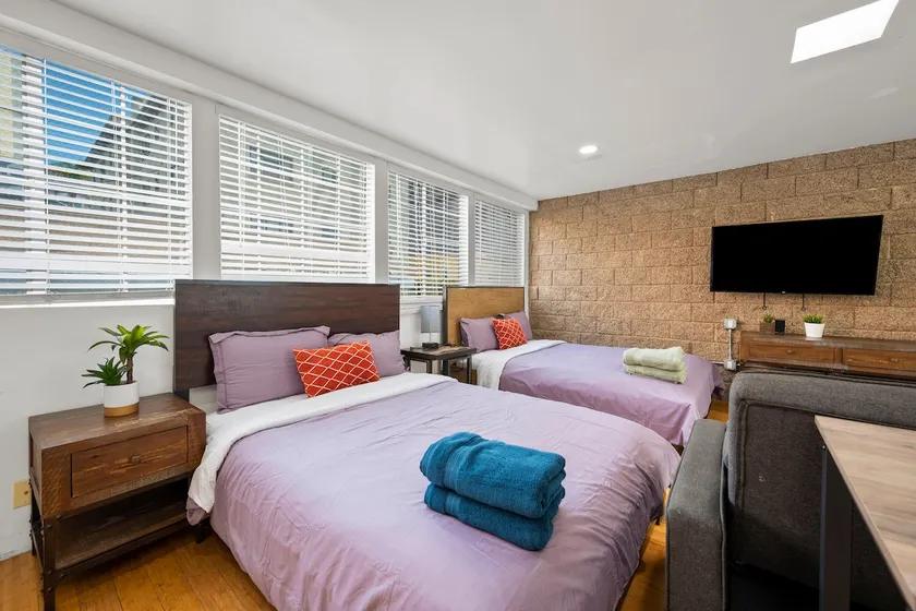 Bright 2BR Studio | Near Little Italy | Downtown - Image 1