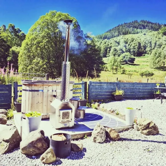 1 bedroom guest house with wood fired hot tub - Image 1