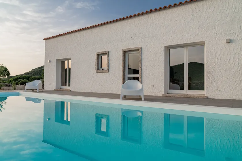 Country house with pool - Image 1