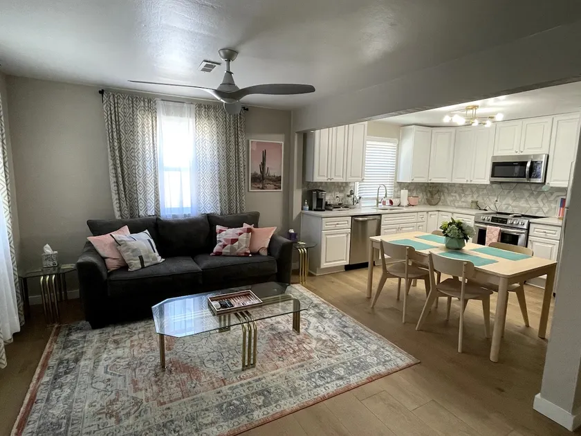 Pink Sunset 2 bedroom house, parking on premises - Image 1