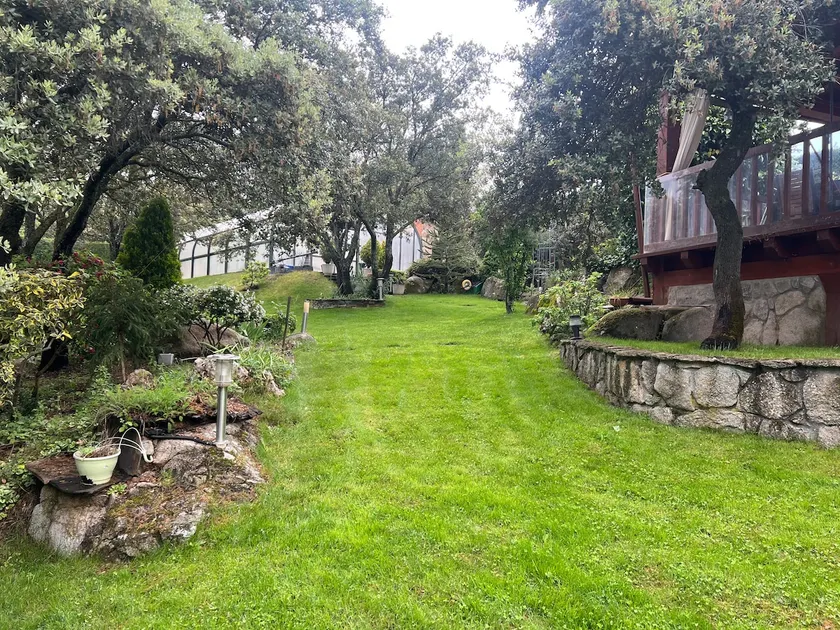 Villa with a magnificent garden and indoor pool - Image 1