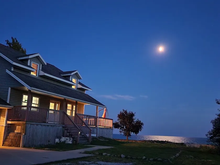 Serene Cottage on the shores of Lake Erie - Image 1
