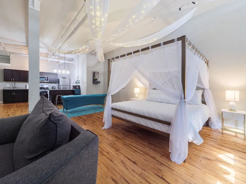 Zen Den Downtown loft W/KING BED & massage table - Image 1