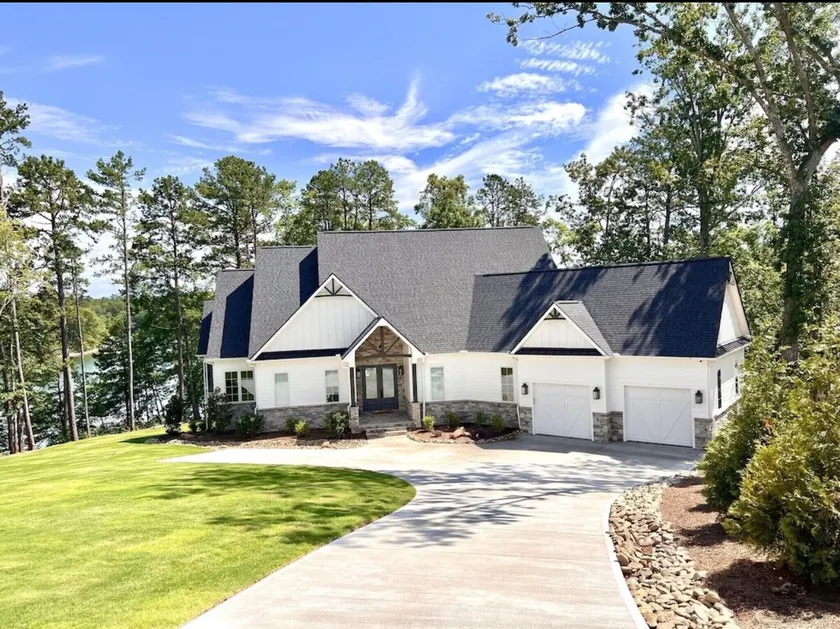 Own the point-Lake Keowee - Image 1